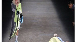Brezilyalı model podyumda yürürken