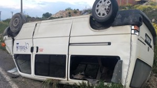 Minibüs yoldan çıktı: 2 yaralı