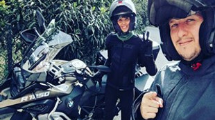 Şahan Gökbakar eşiyle motosiklet turuna çıktı