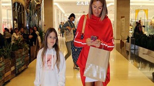 Pınar Altuğ kızıyla alışveriş turunda