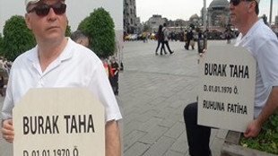 Mezar taşıyla Taksim Meydanı'nda poz verdi