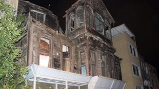Beşiktaş'ta metruk bir binanın çökme tehlikesi