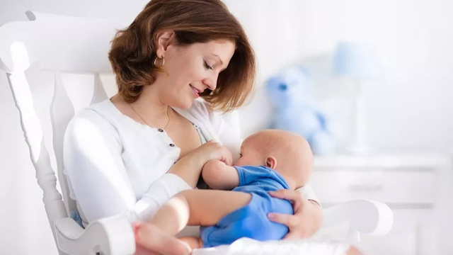 Anne ve bebek için emzirmenin önemi