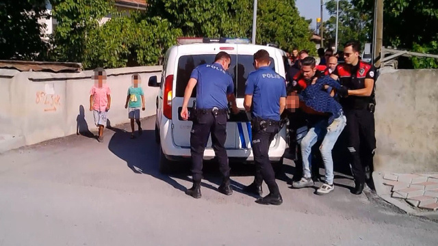 Dikiz aynası kırıldı, komşular birbirine girdi!