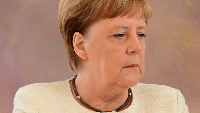 Angela Merkel yine titrerken görüntülendi!