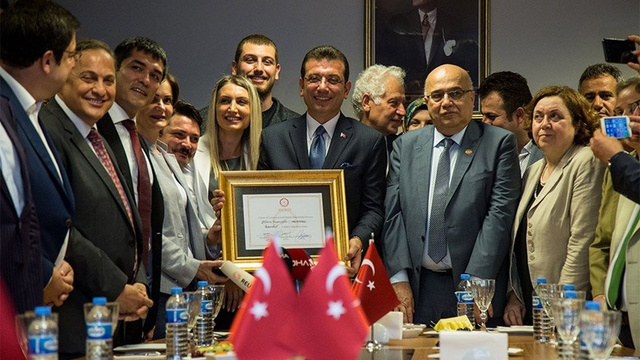İstanbul Büyükşehir Belediye Başkanı Ekrem İmamoğlu mazbatasını aldı