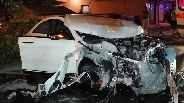 Polisten kaçan otomobil 4 kişiyi ezdi!