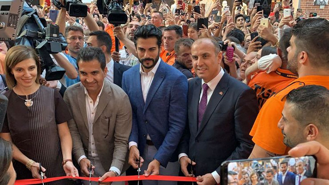 Burak Özçivit'e Romanya'da büyük ilgi