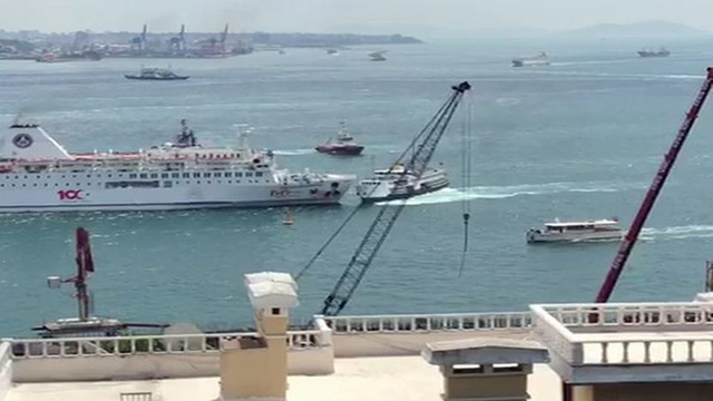 İstanbul Boğazı'nda faciadan dönüldü