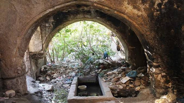 Asırlık hamam çöplüğe dönüştü