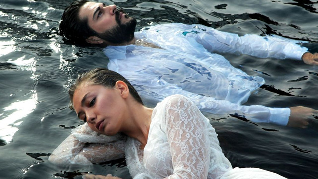 Burak Özçivit ve Neslihan Atagül 'den Amerika çıkarması