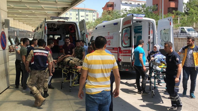 Siirt'te askeri zırhlı aracın geçişi sırasında patlama