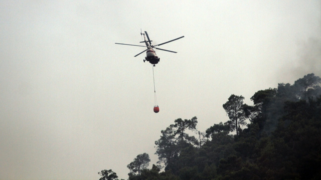 Muğla'daki yangına helikopterler havadan müdahaleye başladı