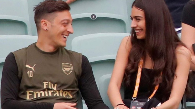 Mesut Özil - Amine Gülşe çifti Tanzanya’daki minikleri sevindirdi