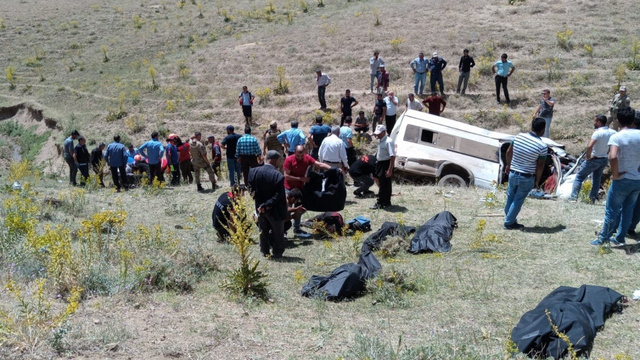 Van'da göçmenleri taşıyan minibüs takla attı