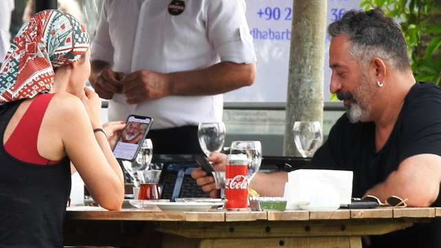 Cem Yılmaz, Defne Samyeli'ni kahkahalara boğdu