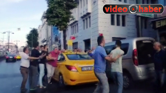 Taksiciyle yolcunun bıçaklı kavgası kamerada!