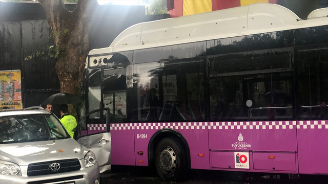 Yeniköy’de belediye otobüsü önce cipe sonra ağaca çarptı!