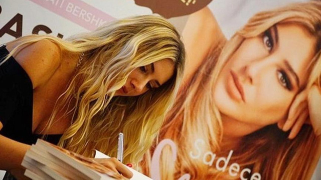 Şeyma Subaşı ilk imza gününü yaptı