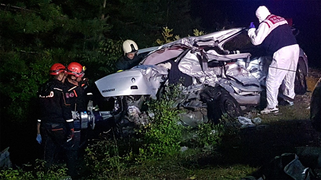 Otomobilde sıkışan cesetler 1 saatte çıkarılabildi