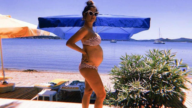 Bebek bekleyen Hazal Kaya'dan bikinili poz