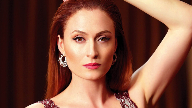 Ceyda Düvenci eşine yolladığı fotoğrafı takipçilerine gösterdi