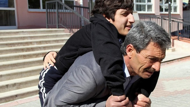 15 yıl babasının sırtında hak aradı!