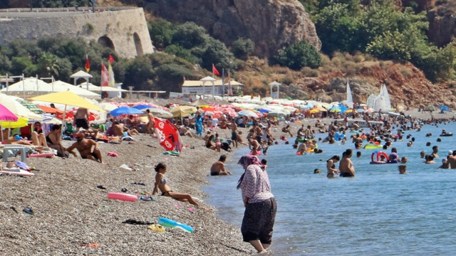 Antalya’da nem düştü, sıcaklık 40 dereceye dayandı!