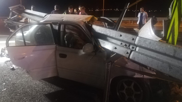 Otomobil bariyere ok gibi saplandı!