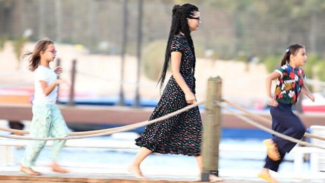 Tuba Büyüküstün kızlarıyla objektiflere yansıdı
