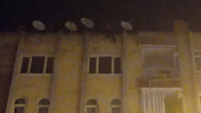 Eşiyle tartıştı, 6 katlı binanın çatısına çıkarak intihara kalkıştı!