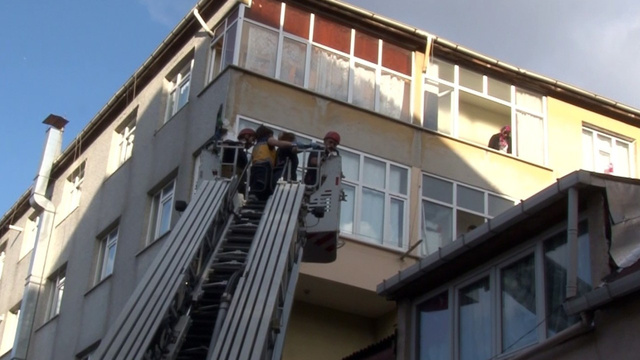 Oğluyla kavga ederken 5. kattan yan binanın çatısına düştü