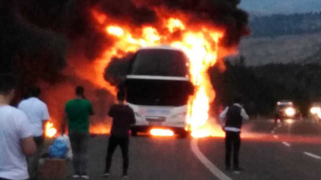 TEM’de, seyir halindeki otobüs alev alev yandı!