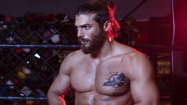 Can Yaman 'İtalya' konusuna açıklık getirdi