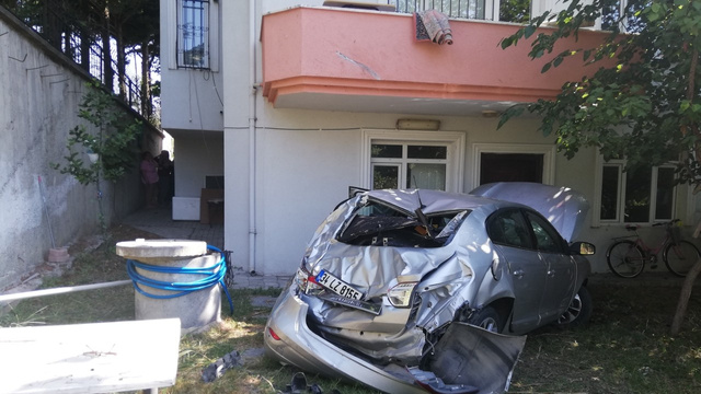 Beylikdüzü'nde bir araç evin bahçesine uçtu