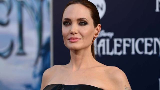 Angelina Jolie de son günlerin modasına uydu!
