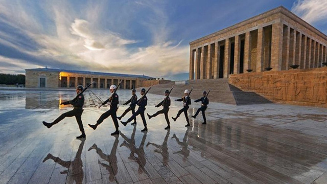 Yeni Şafak yazarı Hüseyin Likoğlu'ndan olay Anıtkabir önerisi!