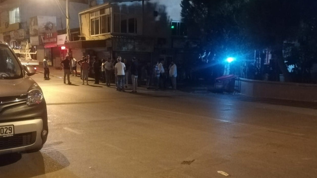 İzmir’de seyir halindeki otomobile ateş açıldı