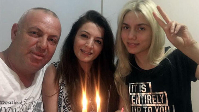 Aleyna Tilki babasına dükkan açtı