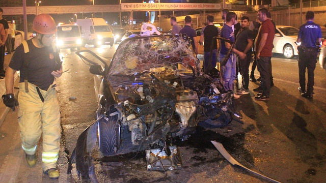 Önce bariyerlere sonra başka bir otomobile çarptı!