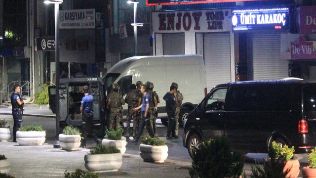 Ünlü AVM ve rezidansa ateş edip kaçtılar!
