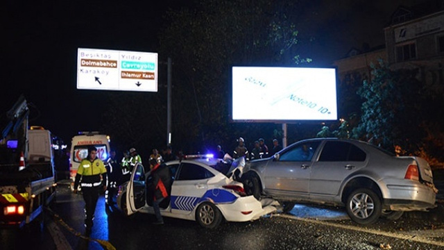 Kaza yerine gelen polis aracına başka bir otomobil çarptı