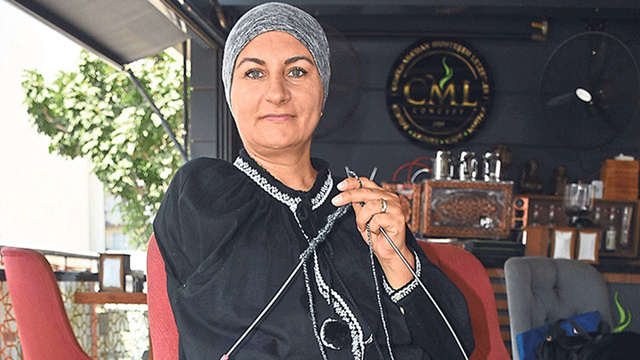 Tek eli ve yüreğiyle örüyor