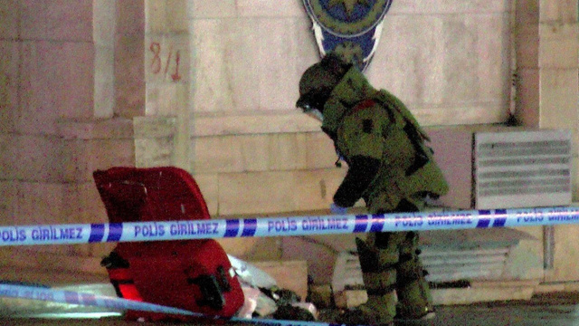 Sarhoş kadın polisevi önüne bavul bıraktı!