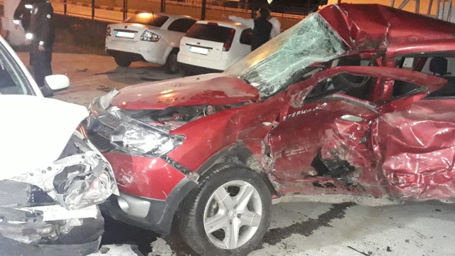 Kontrolden çıkan otomobil benzin istasyonuna daldı!