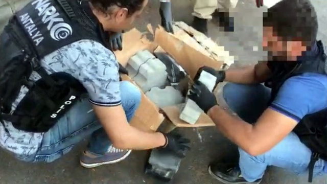 Kargo şirketinde paketleri açan polis gözlerine inanamadı