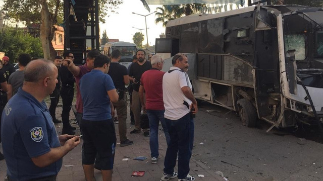 Çevik kuvvet polislerini taşıyan servis aracına bombalı saldırı