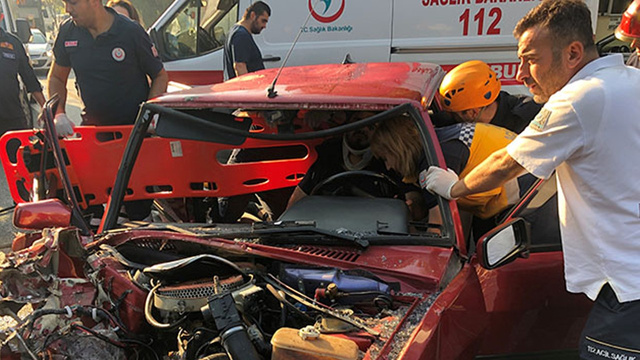 Temizlikçiler yola savruldu, sürücü araçta sıkıştı!