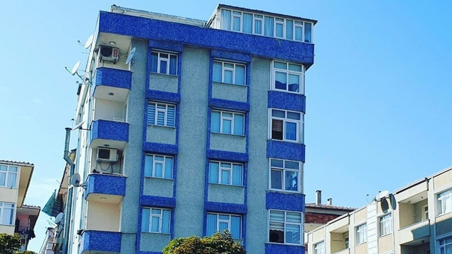 Şirinevler'de bina çatladı