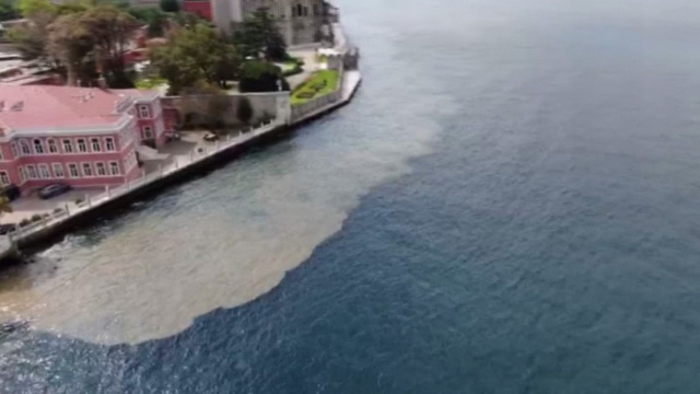 İstanbul Boğazı'nda dikkat çeken görüntü